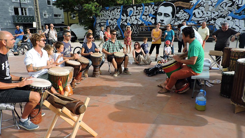 Cercle de percussionnistes en plein air