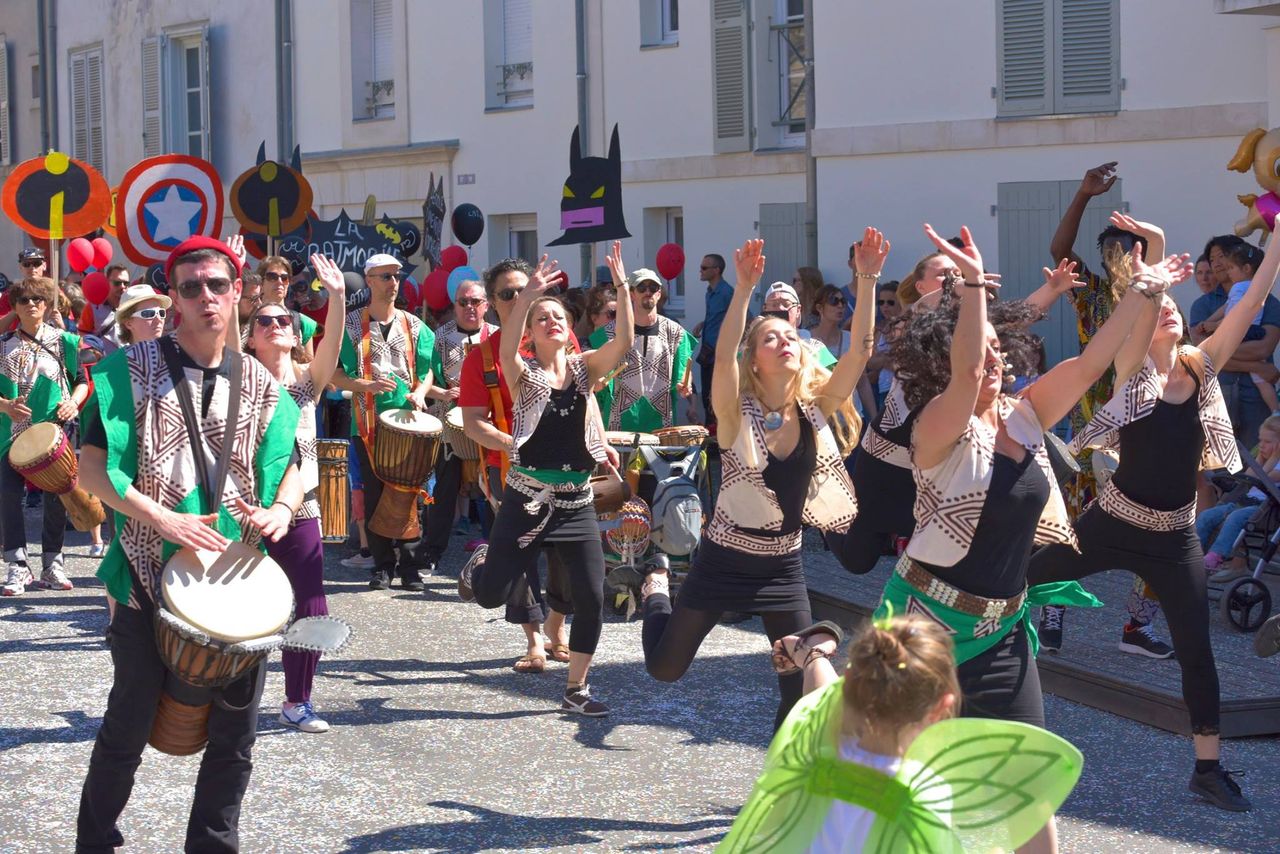 Déambulation dansée et percussions pendant le carnaval de La Rochelle