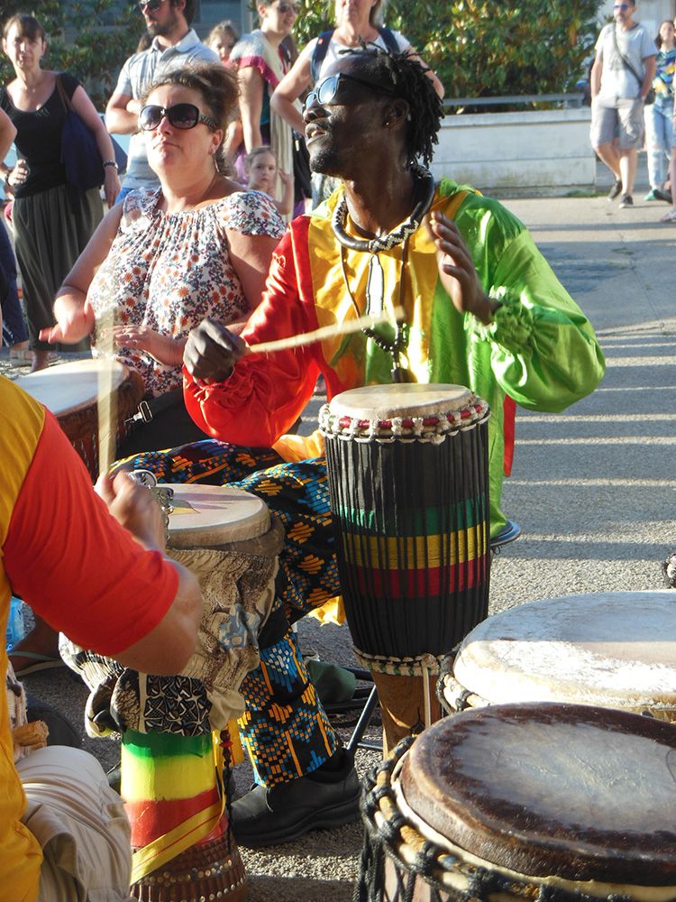 Percussionnistes en tenue colorée pendant une animation de rue
