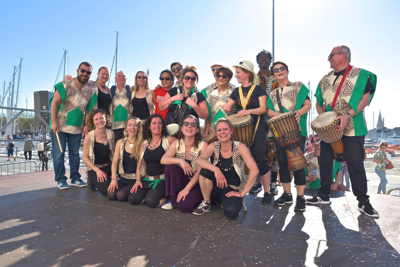 La troupe de Minndiarabi réunie sur le port de La Rochelle